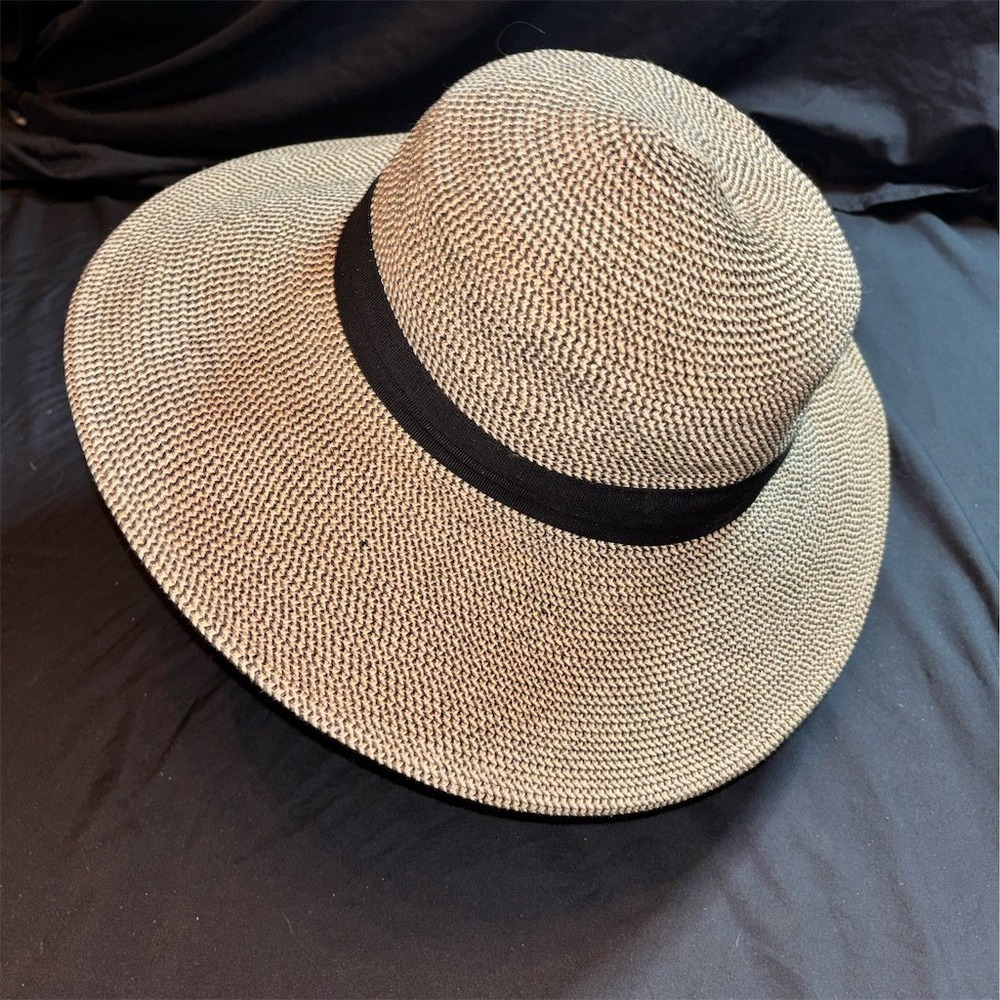 Solar Escape Wide Brim Sun Hat Womens One Size Black Tan Chin Strap Beach travel